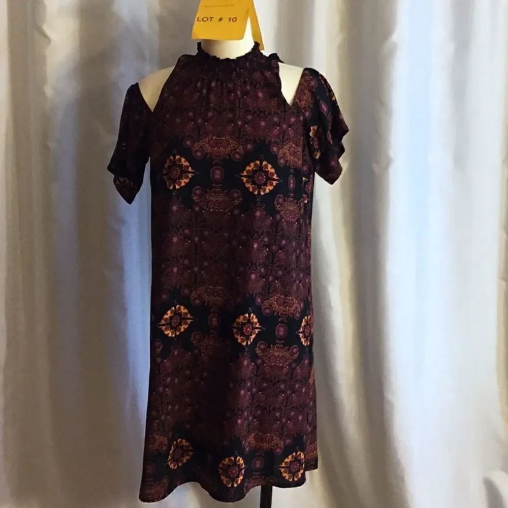 Shift style dress w/ cut out sleeves in medium